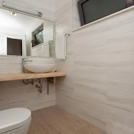 Augusta Insula Gostinjska kuća 4*